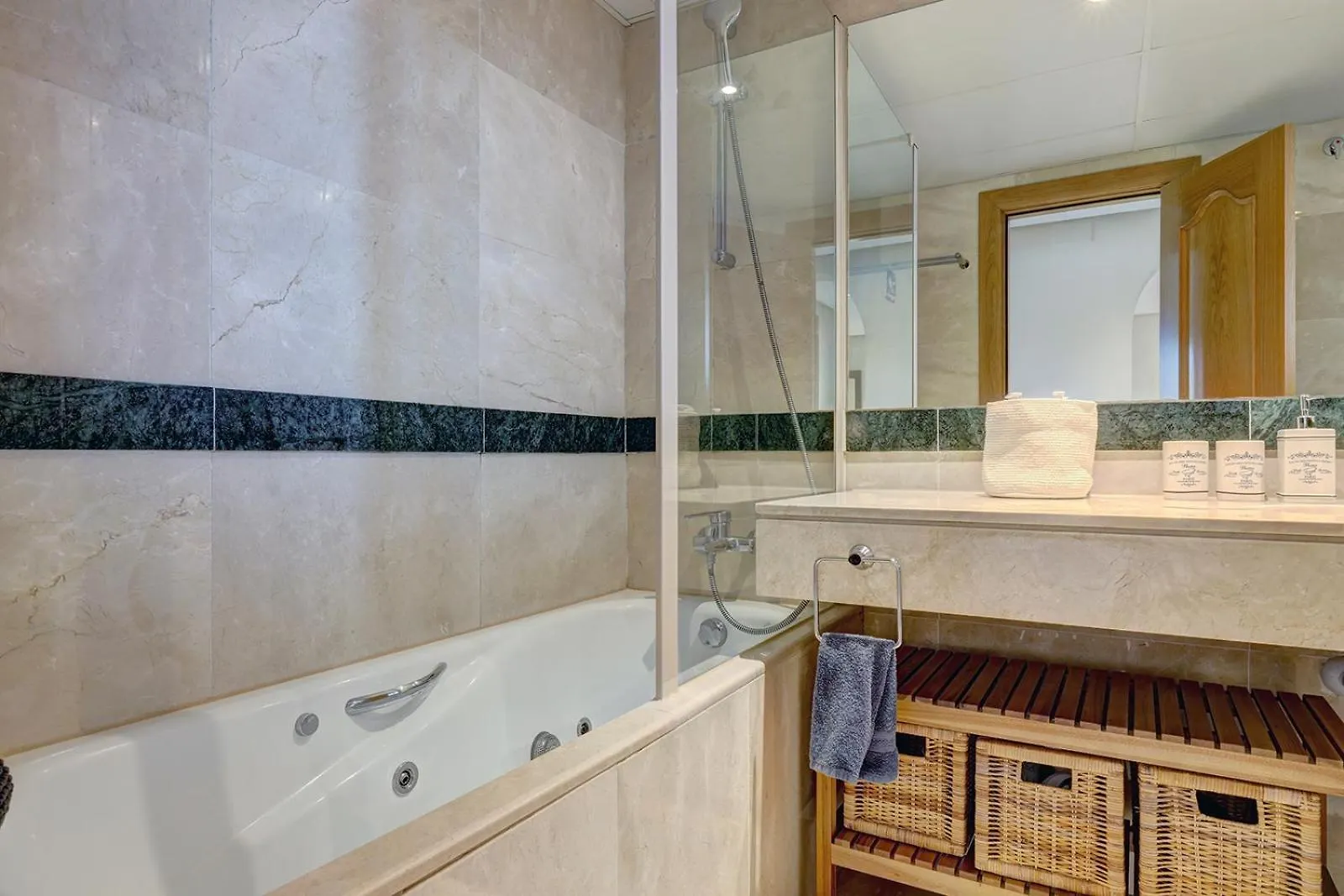 Cozy, 1 Bedroom Holiday Condo On The Sunny Riviera 马拉加 公寓